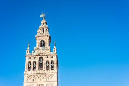 128320966-giralda-é-o-nome-dado-à-torre-sineira-da-catedral-de-santa-maria-de-la-sede-da-cidade-de-sevilha-na